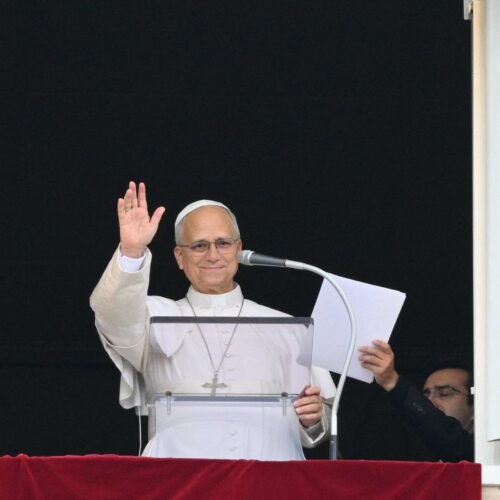 León XIV reza el Ángelus en la Plaza de San Pedro tras su discurso y emotivo saludo a los fieles: «Gracias, siento vuestro apoyo. Ahora retomaré mis funciones»