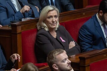 Le Pen y Mélenchon sacan partido político del caos en Francia