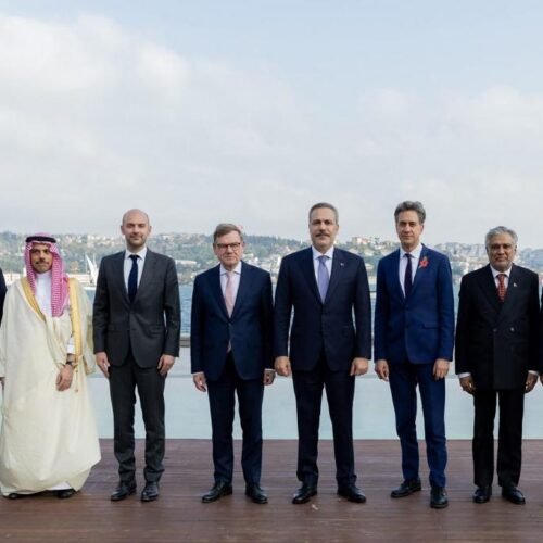 Estambul acoge un encuentro diplomático internacional para frenar una región que se desborda