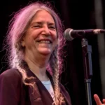 El emocionante vídeo de Patti Smith en el que 3.000 personas cantan con ella su himno ‘People have the power’