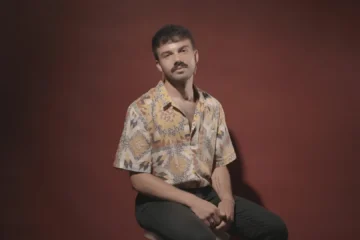 Javier de Andrada conquista el IX Premio EspasaesPoesía con ‘Cibercaja’, que transforma en lírica la compra de su piso