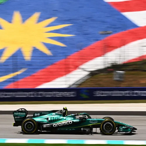 Fernando Alonso empieza a ver la luz: mejor marca con su Aston Martin en el primer día de Sepang que en las últimas citas