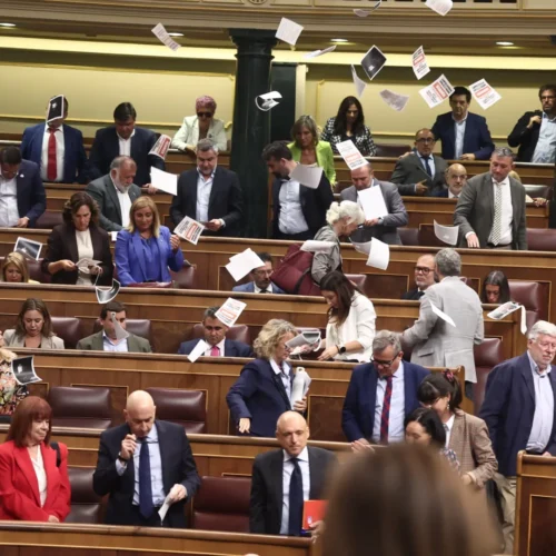 Junts cumple su amenaza, tumba los dos decretos de vivienda y deja al Gobierno pendiendo de un hilo