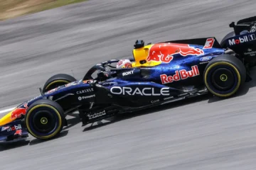 Max Verstappen vuelve a la ‘pole’ y Fernando Alonso y Carlos Sainz mejoran en Sepang