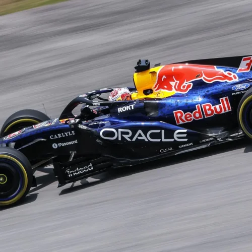 Max Verstappen vuelve a la ‘pole’ y Fernando Alonso y Carlos Sainz mejoran en Sepang