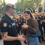 Un agente de la UME le pide matrimonio a su novia en pleno desfile del 12 de octubre: «Ha dicho que sí»