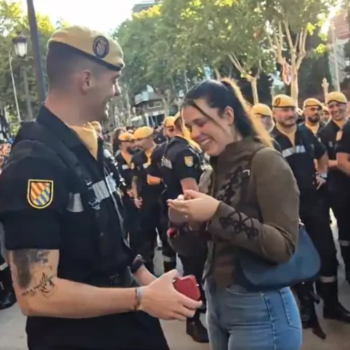Un agente de la UME le pide matrimonio a su novia en pleno desfile del 12 de octubre: «Ha dicho que sí»