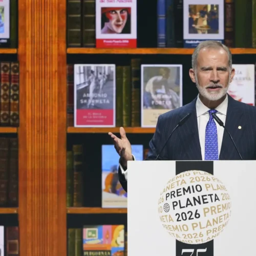 El rey recurre a una frase de la escritora Ana María Matute para elogiar los 75 premios Planeta: «El que no inventa, no vive»