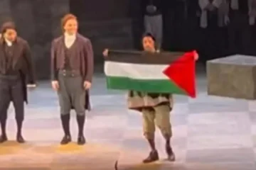 Un barítono, expulsado de la Ópera de Calgary tras mostrar una bandera palestina: «Ningún arrepentimiento»