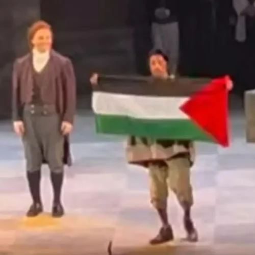 Un barítono, expulsado de la Ópera de Calgary tras mostrar una bandera palestina: «Ningún arrepentimiento»