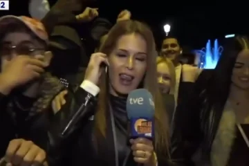 Un grupo de manifestantes en Barcelona rodea a una reportera de TVE y la empuja en pleno directo: «¿Nos dejáis trabajar?»