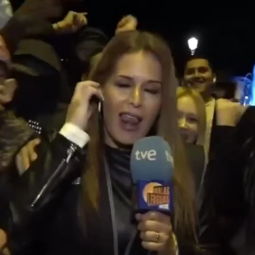 Un grupo de manifestantes en Barcelona rodea a una reportera de TVE y la empuja en pleno directo: «¿Nos dejáis trabajar?»
