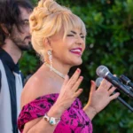 Leticia Sabater se pone recatada y protagoniza el videoclip de la película ‘¿Me entiendes o te lo explico?’