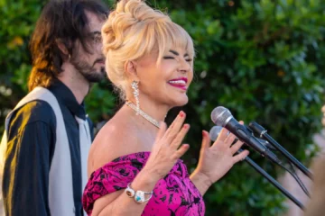 Leticia Sabater se pone recatada y protagoniza el videoclip de la película ‘¿Me entiendes o te lo explico?’